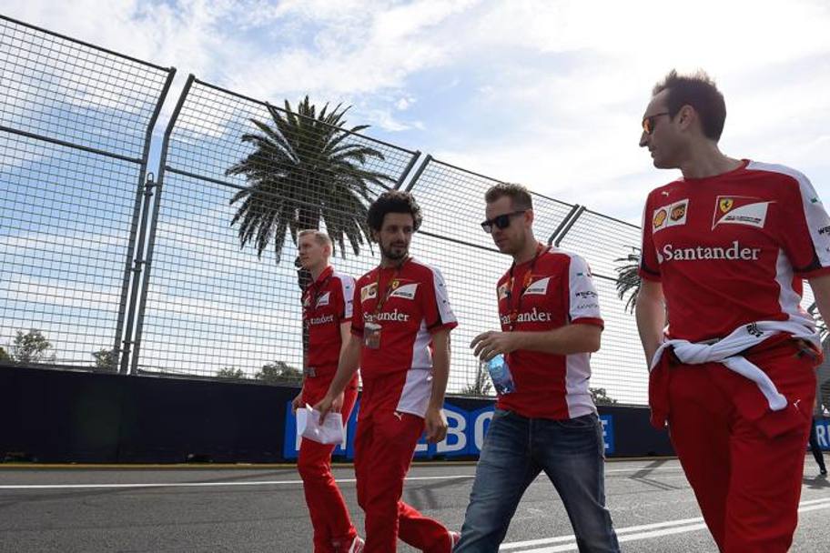 Qui Vettel fa il giro a piedi della pista. Colombo